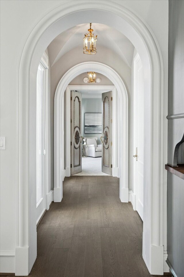 2222 Oxford St, Houston, TX 77008 - hall featuring arched walkways, dark wood-style floors, baseboards, and a chandelier