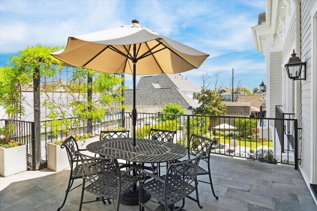 2222 Oxford St, Houston, TX 77008 - view of patio with outdoor dining area