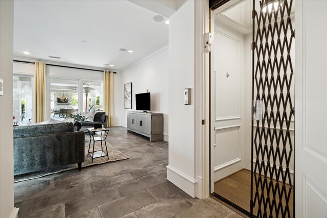 2222 Oxford St, Houston, TX 77008 - interior space featuring baseboards, recessed lighting, and crown molding
