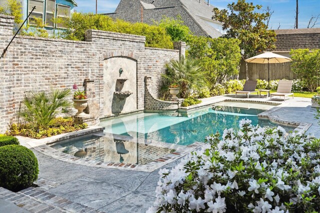 2222 Oxford St, Houston, TX 77008 - view of pool featuring a fenced in pool, fence, and a patio