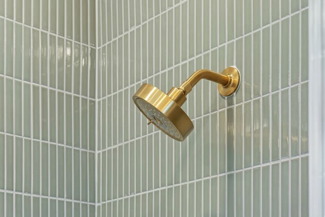 details featuring a tile shower
