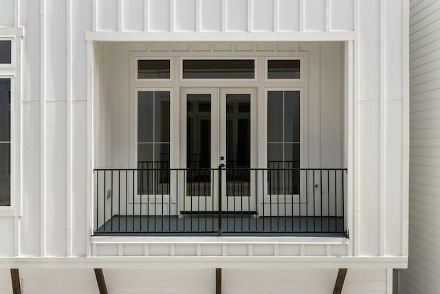1177 W 19th St, Houston, TX 77008 - details with board and batten siding