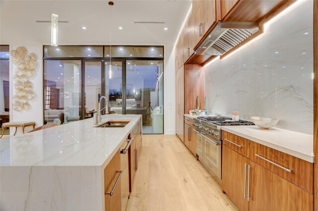 1810 Dunlavy St, Houston, TX 77006 - kitchen with double oven range, light wood-type flooring, a sink, modern cabinets, and a large island with sink