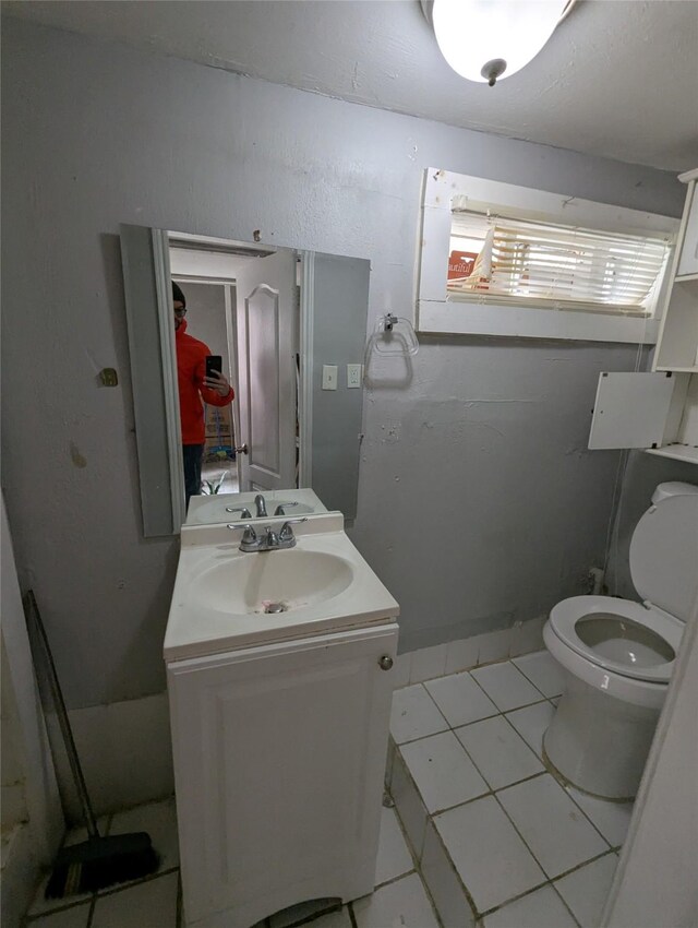 706 66th St Unit 2, Houston, TX 77011 - bathroom with toilet and vanity