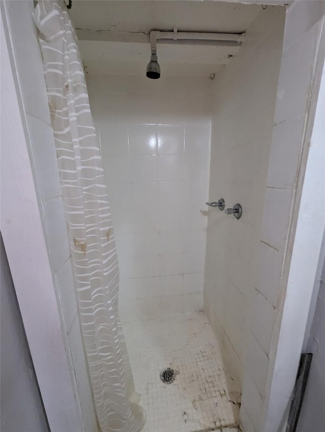 706 66th St Unit 2, Houston, TX 77011 - full bath with a tile shower