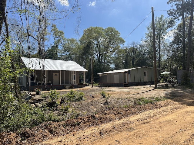 view of yard with driveway