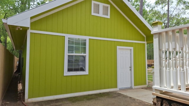 view of outdoor structure featuring an outbuilding and fence
