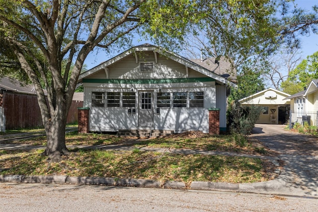 4605 Norhill Blvd, Houston, TX 77009 - view of front facade featuring fence