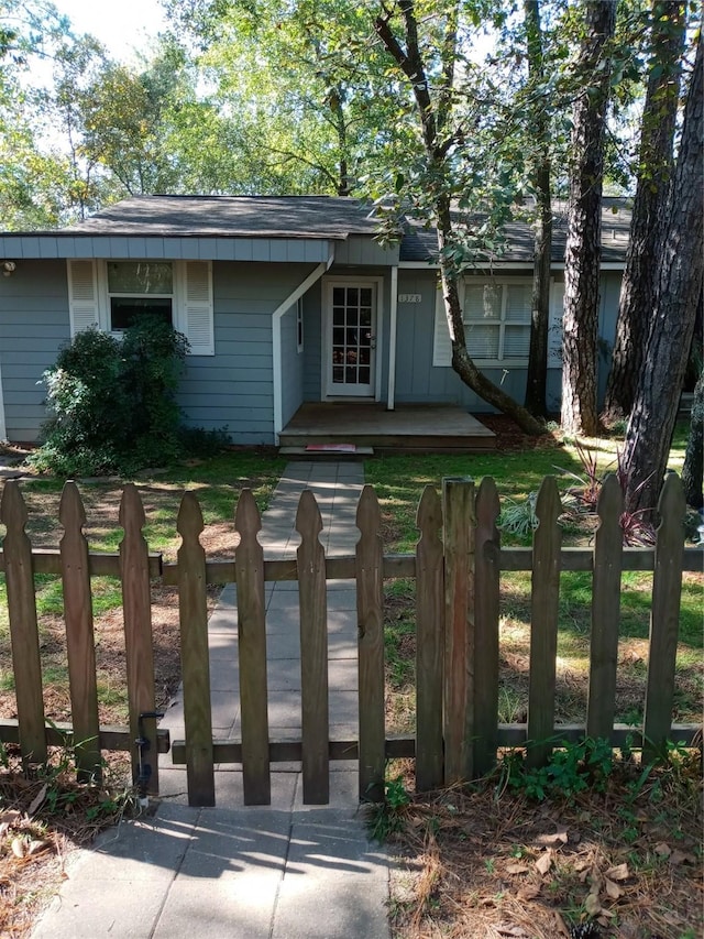 view of front of house with a fenced front yard
