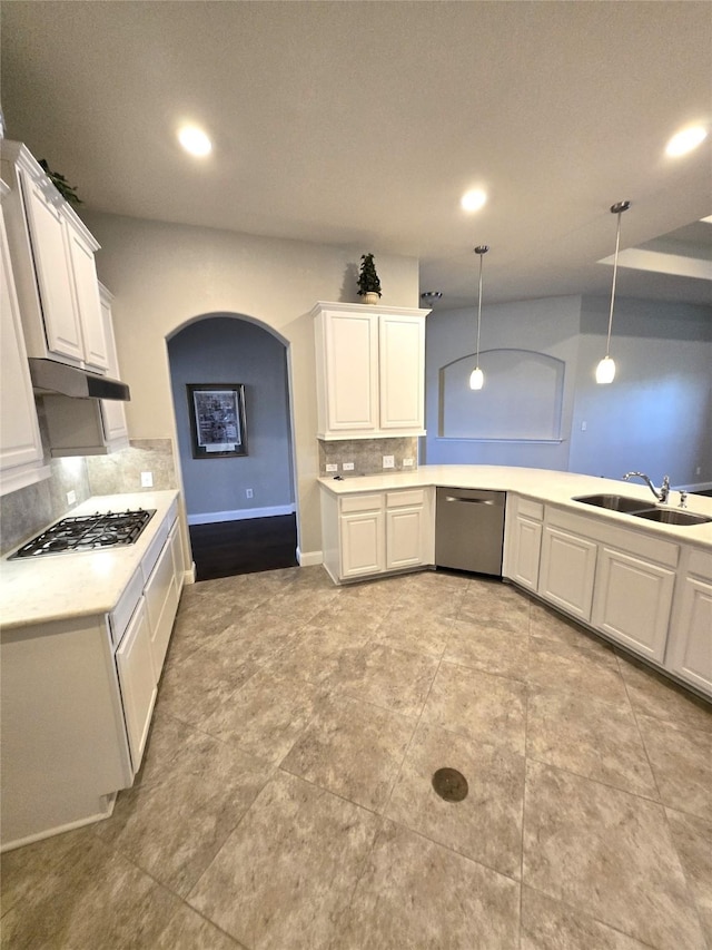 4321 Juniper Ln, Deer Park, TX 77536 - kitchen featuring stainless steel appliances, backsplash, a sink, light countertops, and recessed lighting