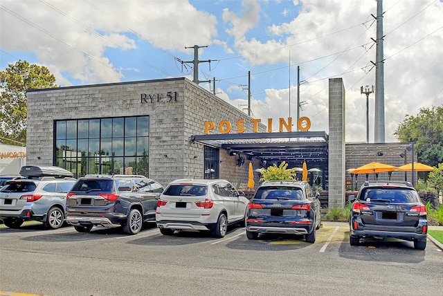 811 W 18th St, Houston, TX 77008 - view of building exterior featuring uncovered parking