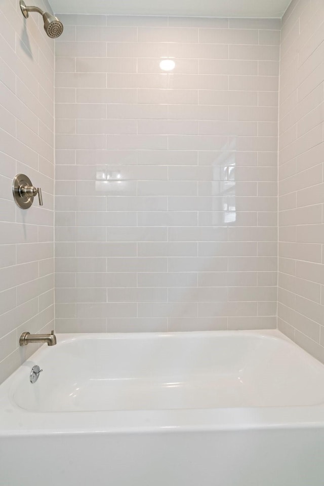 1009 Genova St, Houston, TX 77009 - full bath featuring tub / shower combination