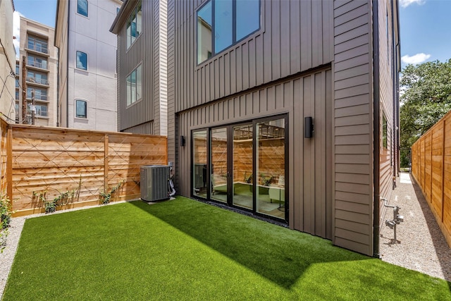 1128 W Pierce St, Houston, TX 77019 - rear view of property featuring board and batten siding and a fenced backyard