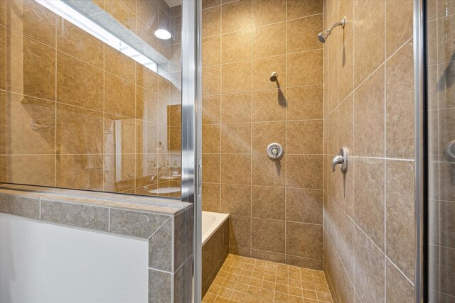 2976 Commerce St, Houston, TX 77003 - bathroom featuring tiled shower