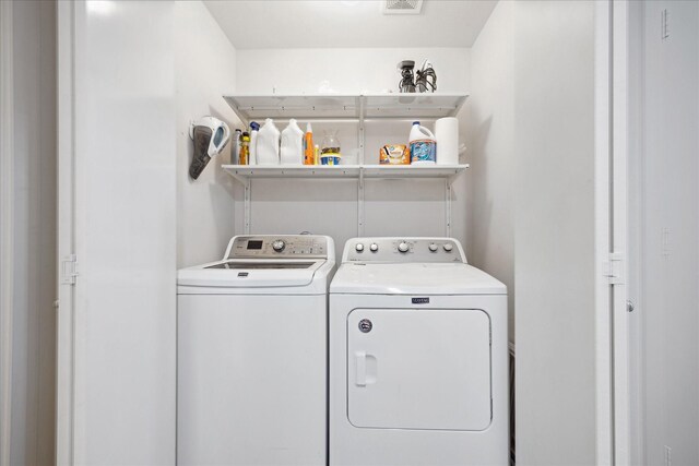 2976 Commerce St, Houston, TX 77003 - laundry room with washing machine and clothes dryer