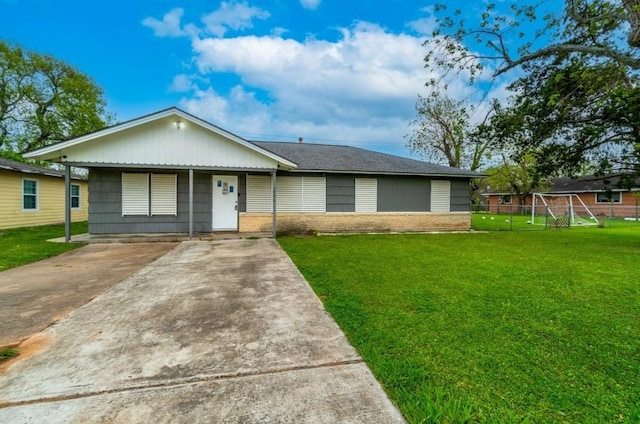 ranch-style home with driveway, fence, and a front yard