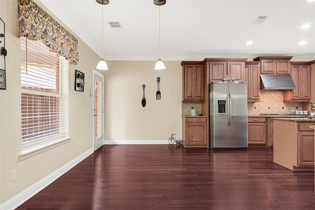 3730 Arundel Gardens Ln, Sugar Land, TX 77498 - kitchen featuring stainless steel appliances, under cabinet range hood, dark wood-style floors, backsplash, and crown molding