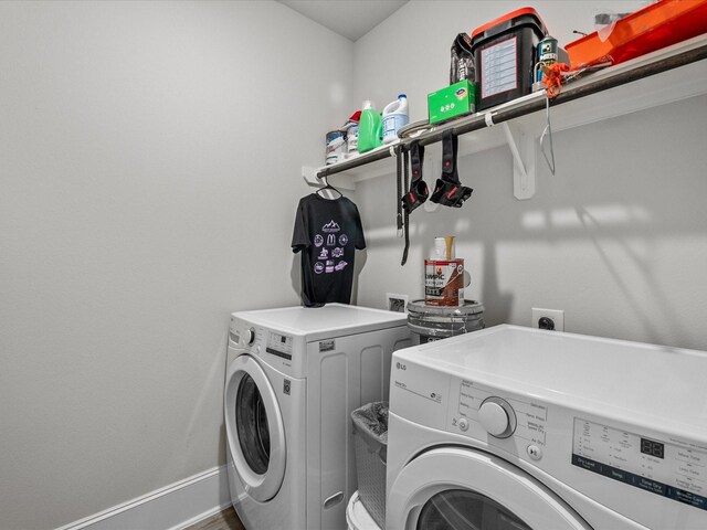 2712 Ahnya Ln, League City, TX 77573 - washroom with independent washer and dryer, baseboards, and laundry area