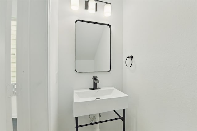 bathroom featuring a sink