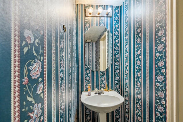 16023 Williwaw Dr, Houston, TX 77083 - bathroom featuring wallpapered walls and a sink