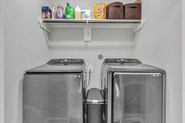 5510 Brooklyn Rose Dr, Rosharon, TX 77583 - laundry room featuring independent washer and dryer