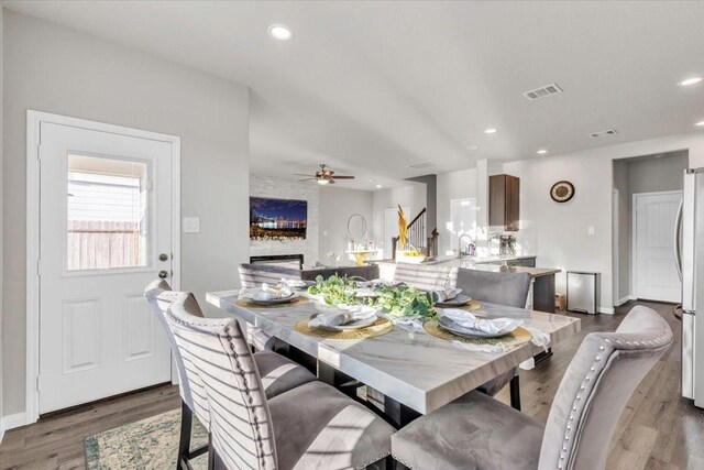 5510 Brooklyn Rose Dr, Rosharon, TX 77583 - dining space with wood finished floors, ceiling fan, recessed lighting, and baseboards