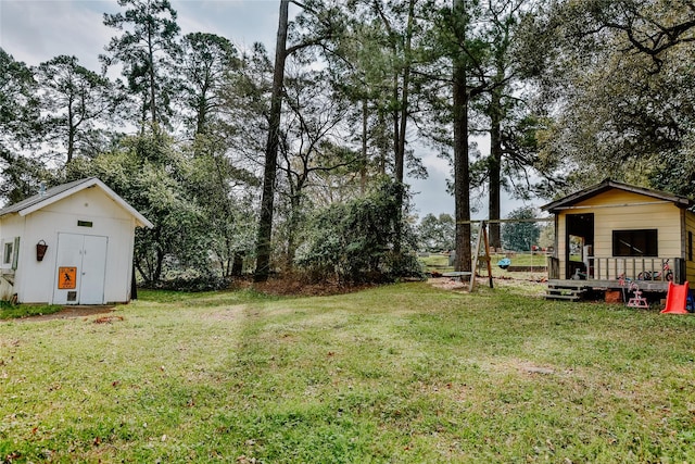 view of yard with an outdoor structure and a storage shed