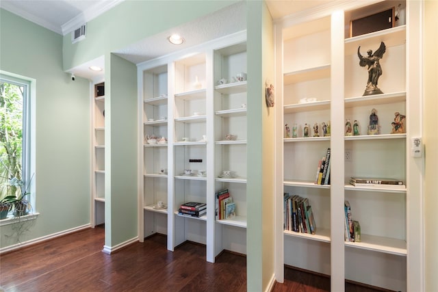 12510 Beauline Abbey St, Tomball, TX 77377 - interior space featuring baseboards, ornamental molding, visible vents, and wood finished floors