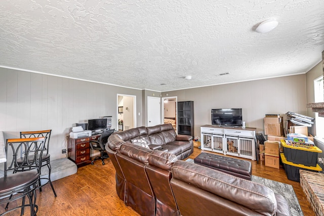 3102 Blue Hills Dr, Missouri City, TX 77459 - living area featuring a textured ceiling and wood finished floors
