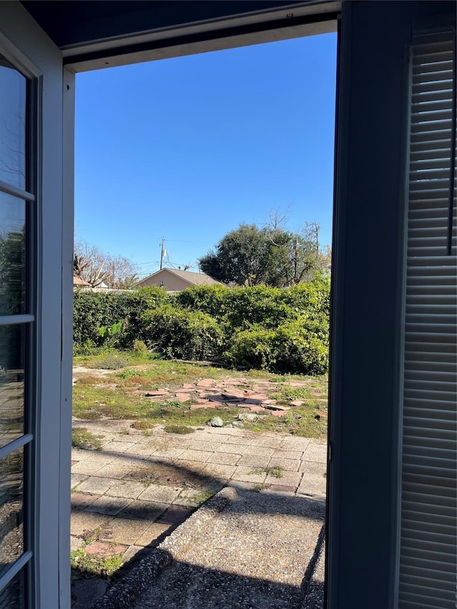 2044 Thonig Rd, Houston, TX 77055 - view of yard featuring a patio area