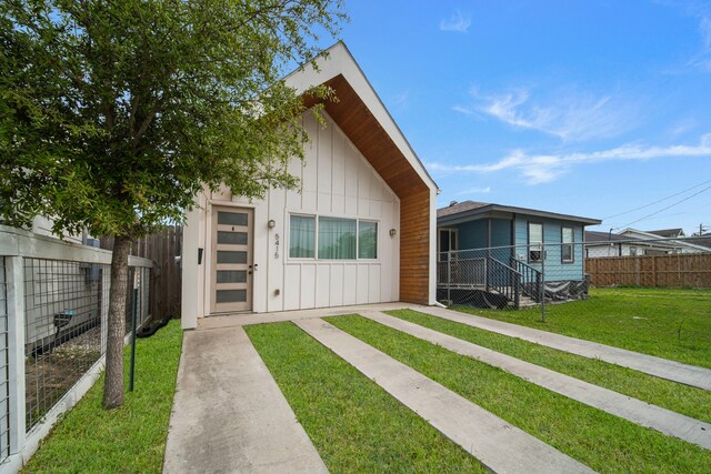 view of front facade featuring board and batten siding