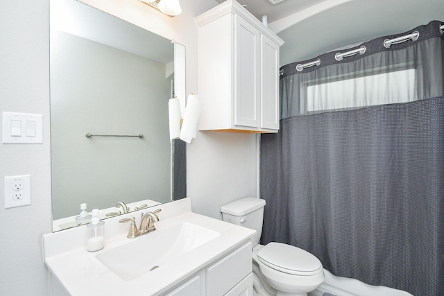 bathroom with a shower with curtain, vanity, and toilet