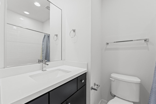bathroom with visible vents, toilet, recessed lighting, curtained shower, and vanity