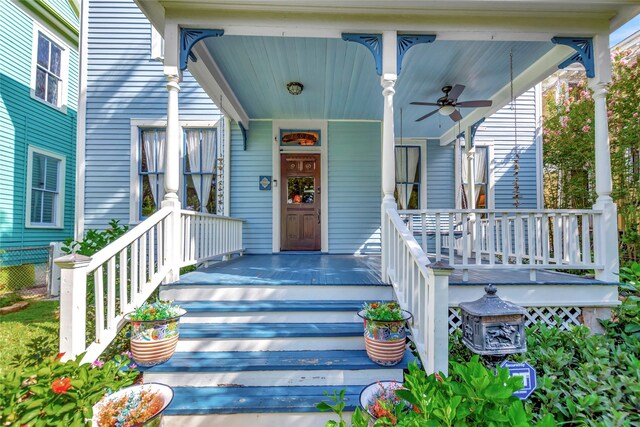doorway to property with covered porch and a ceiling fan