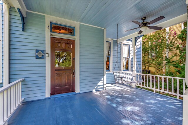 property entrance with ceiling fan and a porch