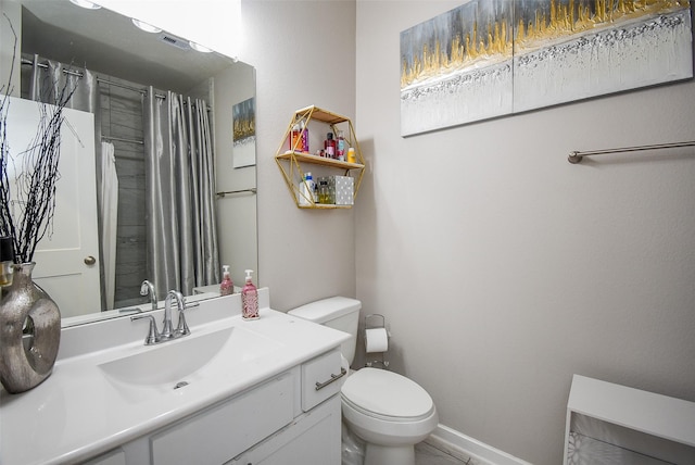 full bathroom with a shower with shower curtain, toilet, vanity, baseboards, and visible vents