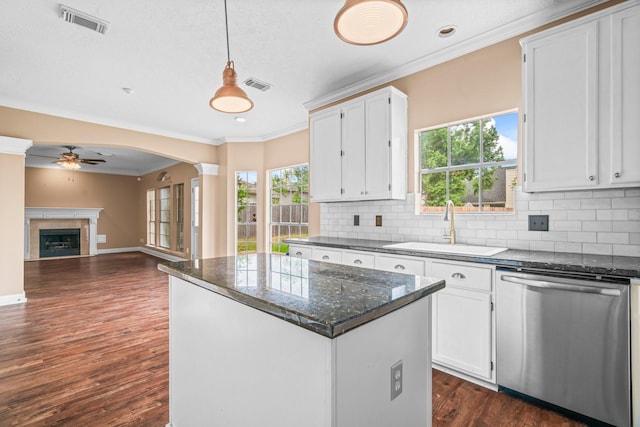 kitchen featuring visible vents, a ceiling fan, crown molding, a sink, and dishwasher