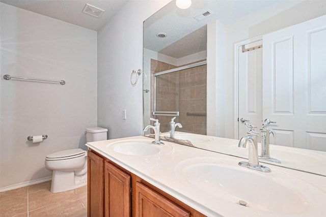 13600 Breton Ridge St Unit 22D, Houston, TX 77070 - full bath featuring toilet, double vanity, tile patterned floors, a tile shower, and baseboards
