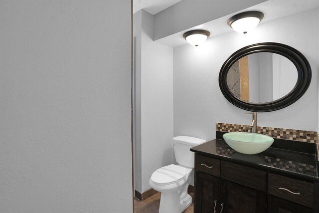9611 Huntington Hill Dr, Houston, TX 77099 - half bath featuring backsplash, toilet, and vanity