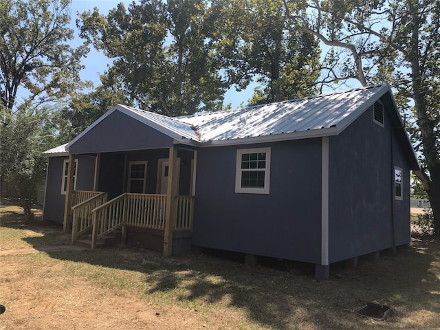 606 N Danville St, Willis, TX 77378 - view of front facade with metal roof and a front yard