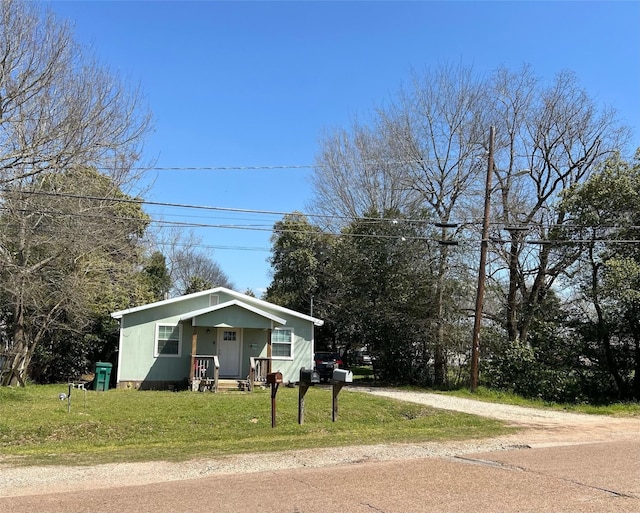606 N Danville St, Willis, TX 77378 - view of front of home featuring dirt driveway and a front lawn