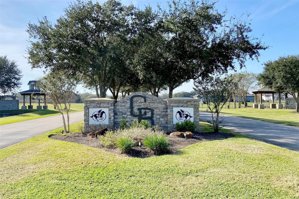 442 Lakeview Dr, Angleton, TX 77515