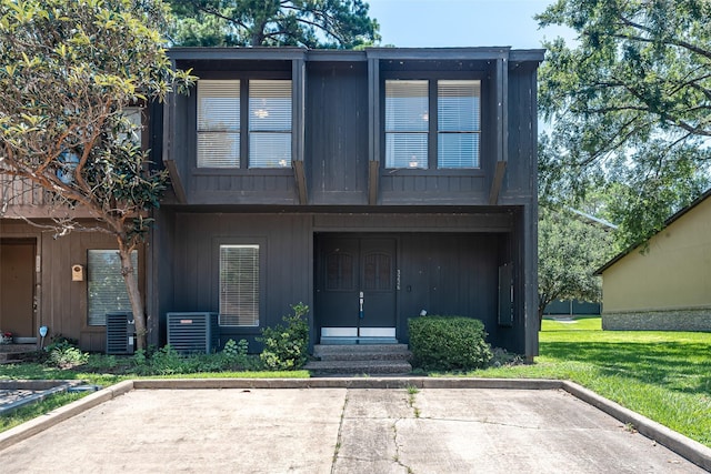 3226 Poe Dr, Montgomery, TX 77356 - view of front of property featuring central AC, entry steps, and a front lawn