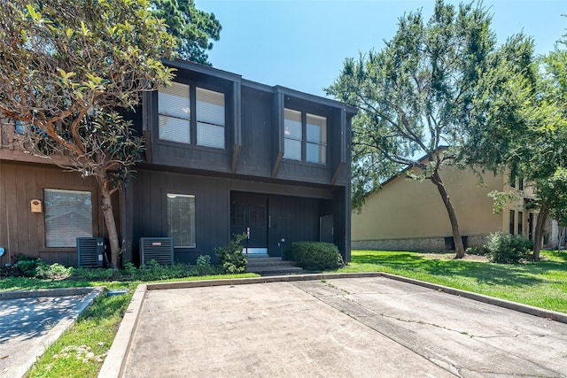 3226 Poe Dr, Montgomery, TX 77356 - view of front facade featuring entry steps, cooling unit, and a front lawn
