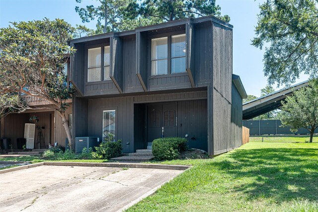 3226 Poe Dr, Montgomery, TX 77356 - view of property featuring central AC and a front lawn