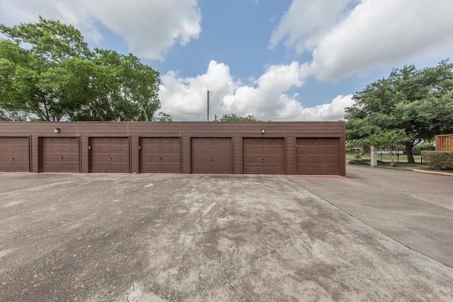 737 Davis Rd, League City, TX 77573 - view of garage