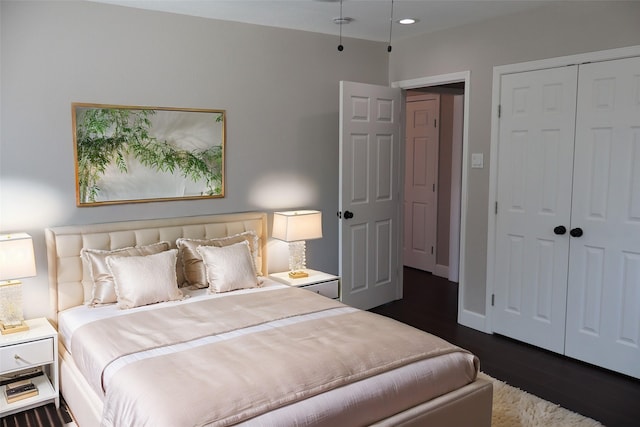 9121 Fordshire Dr, Houston, TX 77025 - bedroom featuring a closet, baseboards, recessed lighting, and dark wood-style floors