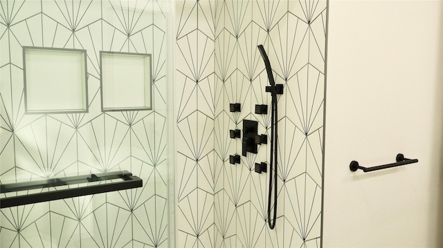 9121 Fordshire Dr, Houston, TX 77025 - bathroom with a tile shower