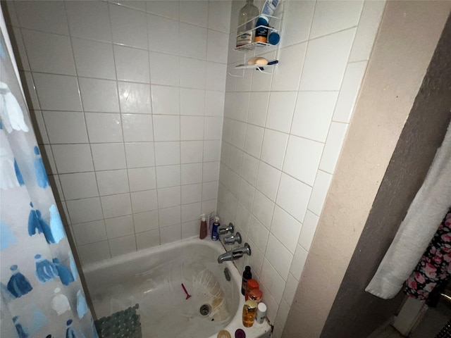 bathroom featuring shower / tub combo