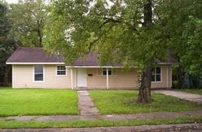 ranch-style house featuring a front yard
